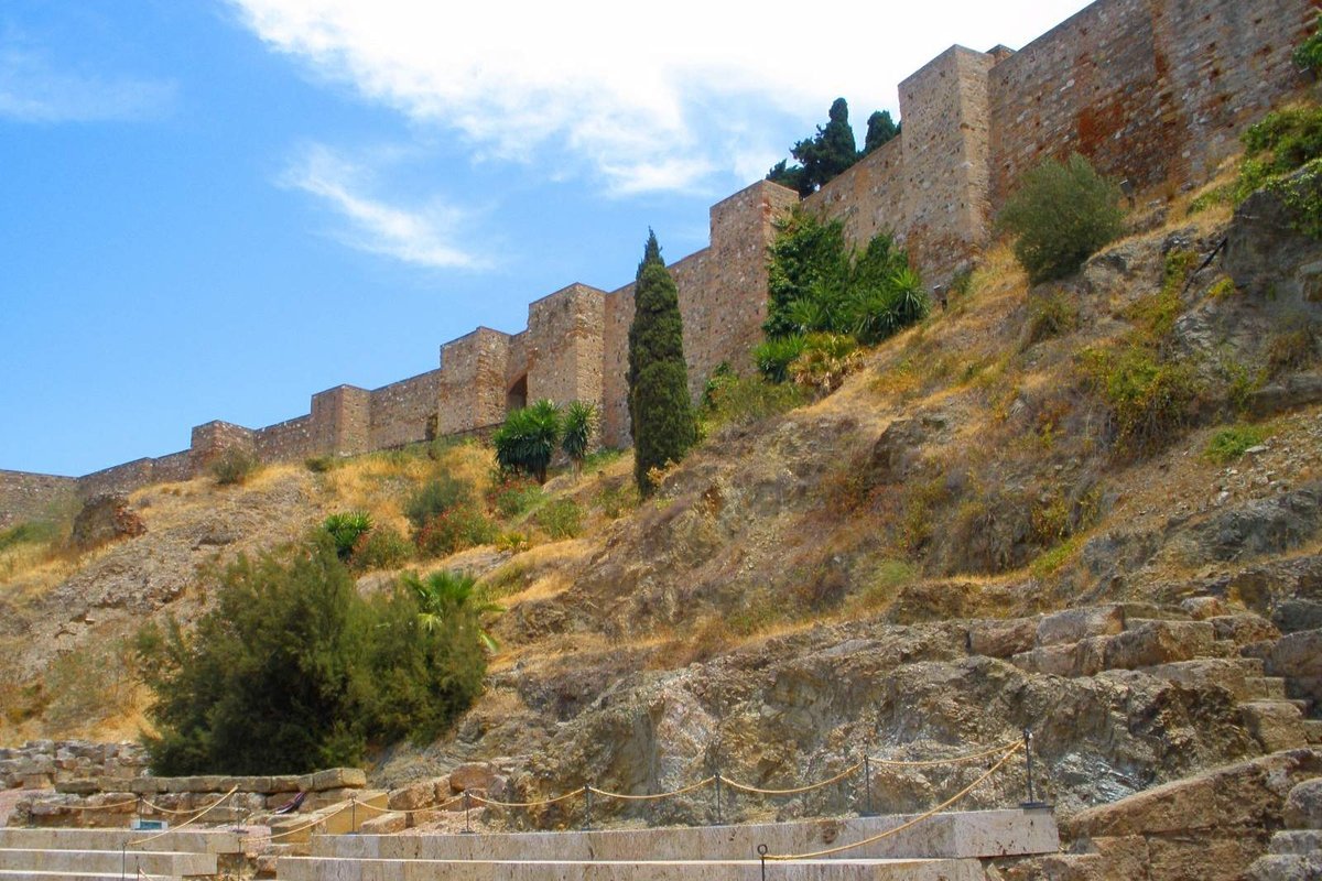 Muralla de la Alcazaba de Málaga sobre las gradas del Teatro Romano