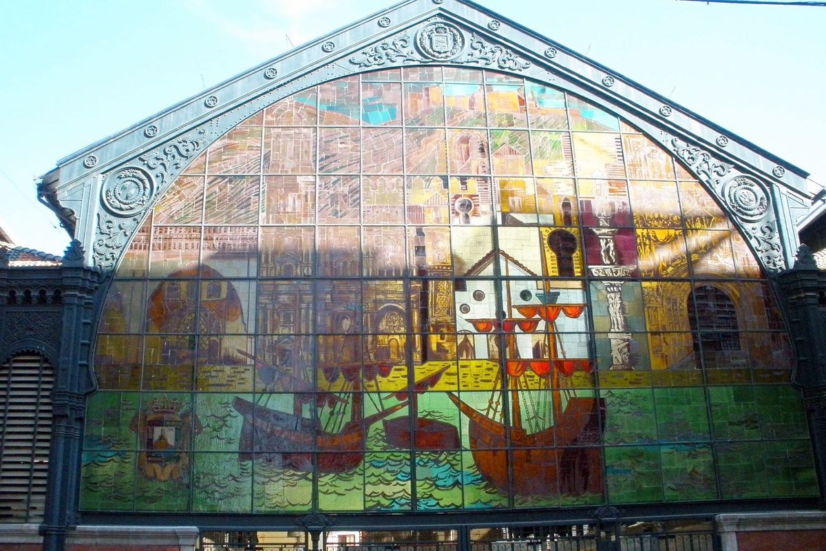 Vidriera de la fachada del Mercado de Atarazanas de Málaga