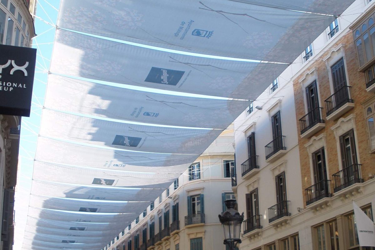Toldos sobre la calle Marqués de Larios de Málaga