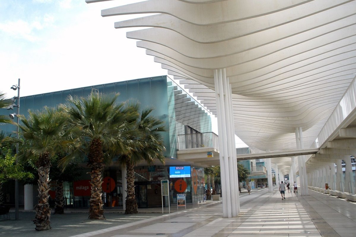 Pérgolas blancas del Paseo del Muelle Uno en el puerto de Málaga