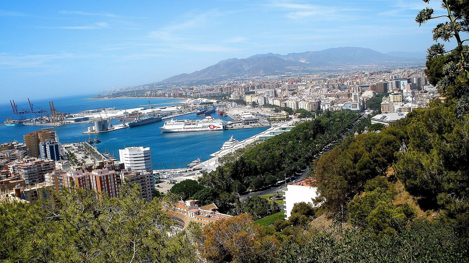 Vista del puerto y de la ciudad de Málaga desde el monte Gibralfaro