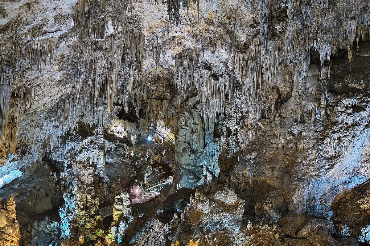 Estalactitas y formaciones en una sala de la Cueva de Nerja