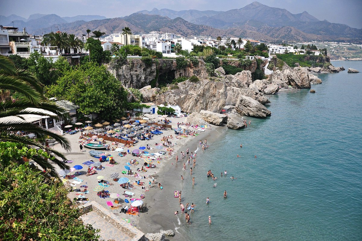 La playa de Calahonda en Nerja, con el mar y las montañas al fondo